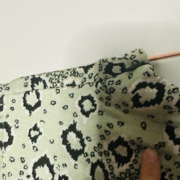 St. John Light Green Snake Pattern Geometric Shape Mock Neck Top Size Medium - Picture 5 of 9